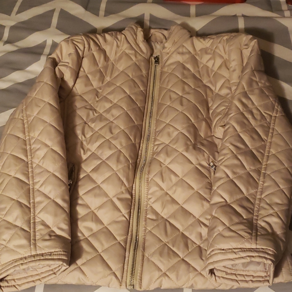 Light cream color puff jacket